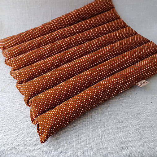Úžitkový textil - Funkčný FILKI sedák plnený šupkami (škoricová s bodkami) - 16922529_