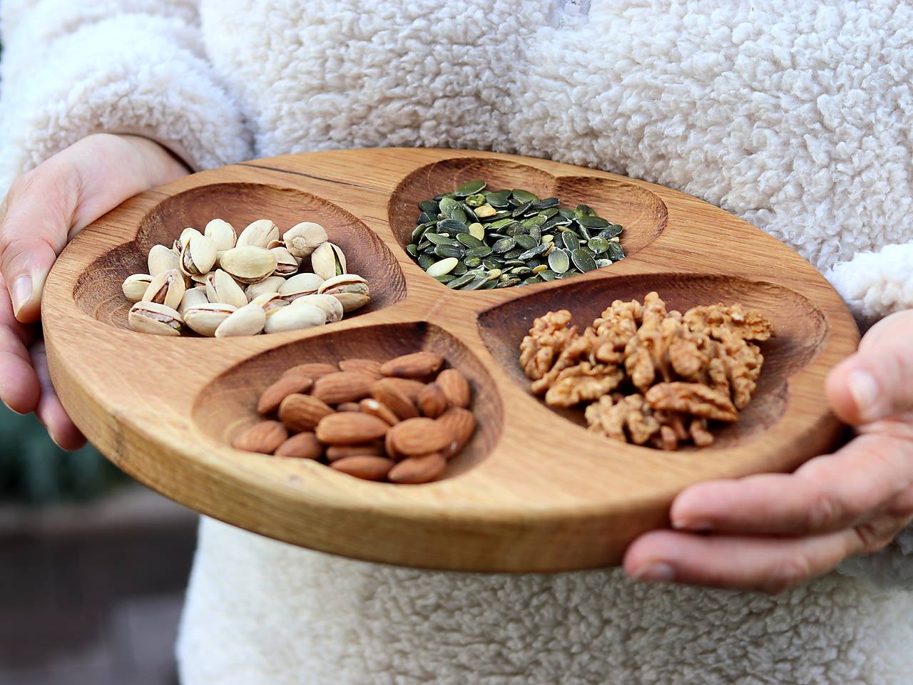 Dubový podnos na oriešky "srdiečka"