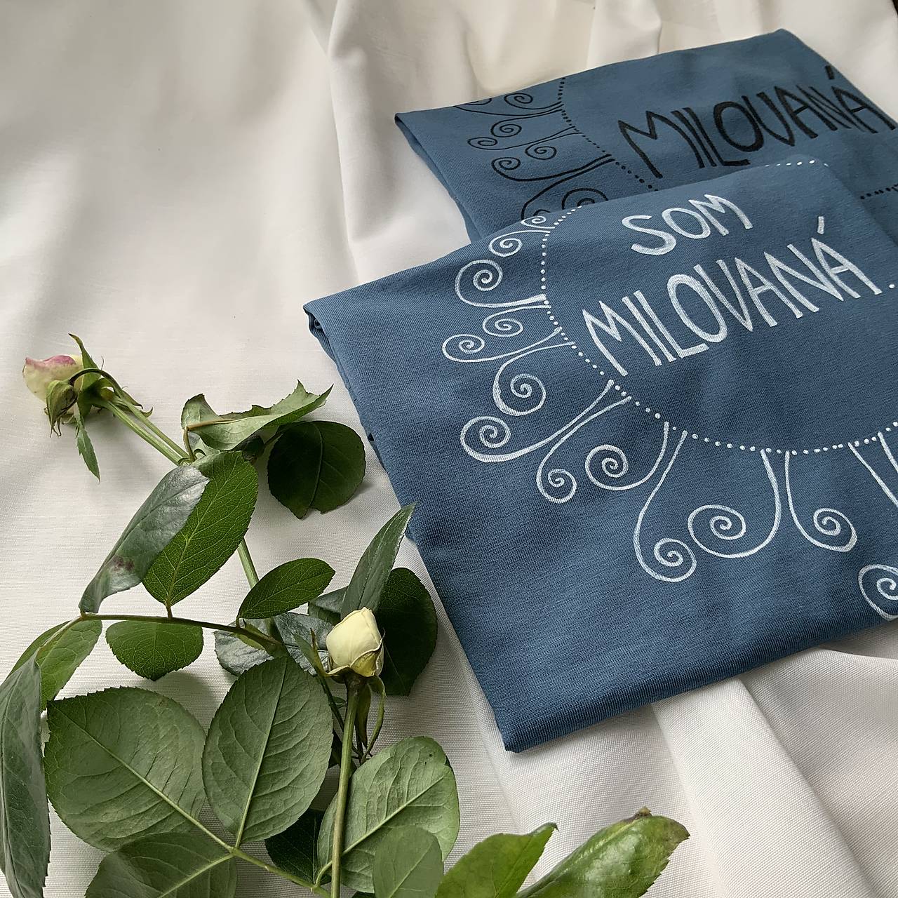 Originalne maľované tričko s nápisom MILOVANÁ (Tlmená modrá s maľbou v bielej)