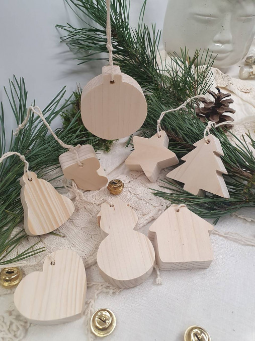 Dekorácie - Drevené vianočné ozdoby - na šnúrke - 16933596_