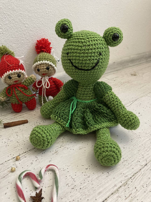 Hračky - žaba-žabka v sukničke /háčkovaná hračka/ - 16932471_