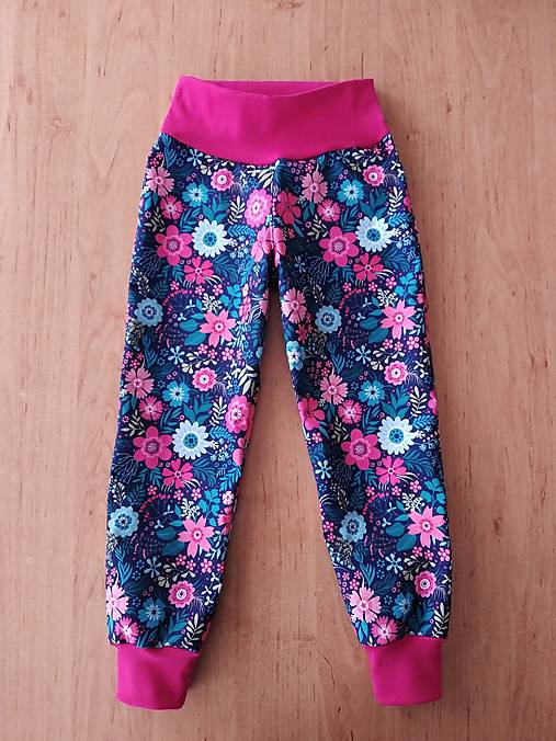 Detské oblečenie - Kvetované softshellky s flísom  (116) - 16933738_