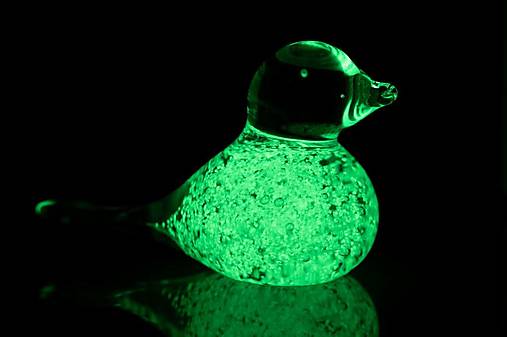Dekorácie - Sklenený vtáčik s fluorescenčným pigmentom ZELENÝ - 16936006_