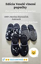 Ponožky, pančuchy, obuv - Veselé papuče pre muža 100% ovčia vlna MERINO Baranček Antracit  Hviezdičky čierno biele - 16939526_