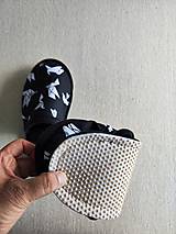 Ponožky, pančuchy, obuv - Veselé papuče pre muža 100% ovčia vlna MERINO Baranček Antracit  Hviezdičky čierno biele - 16939546_