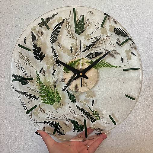 Hodiny - Priehľadné nástenné hodiny zo živice “Hortenzia v papradí” so skutočnými kvetmi - 16938659_