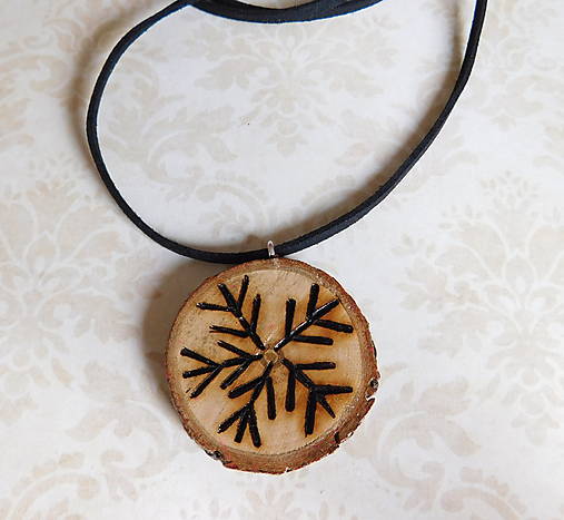 Náhrdelníky - drevený prívesok vločka na koži  - 16942951_