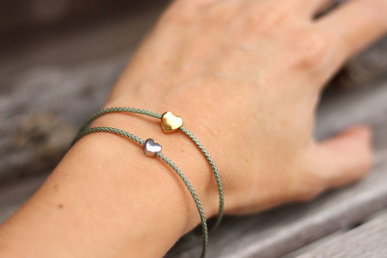 Náramok na šnúrke srdce 