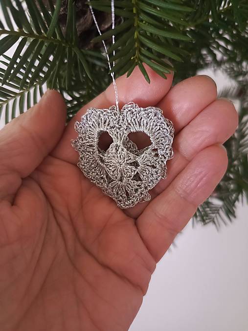 Dekorácie - Srdiečko háčkované (strieborné) - 16948702_