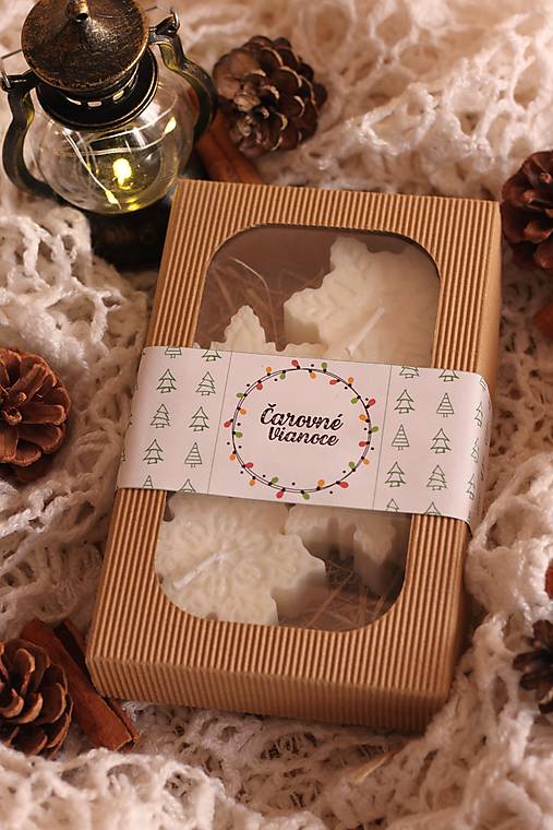 Sviečky - 4 adventné sviečky Biele snehové vločky vo vianočnom darčekovom balení s venovaním - 16947381_