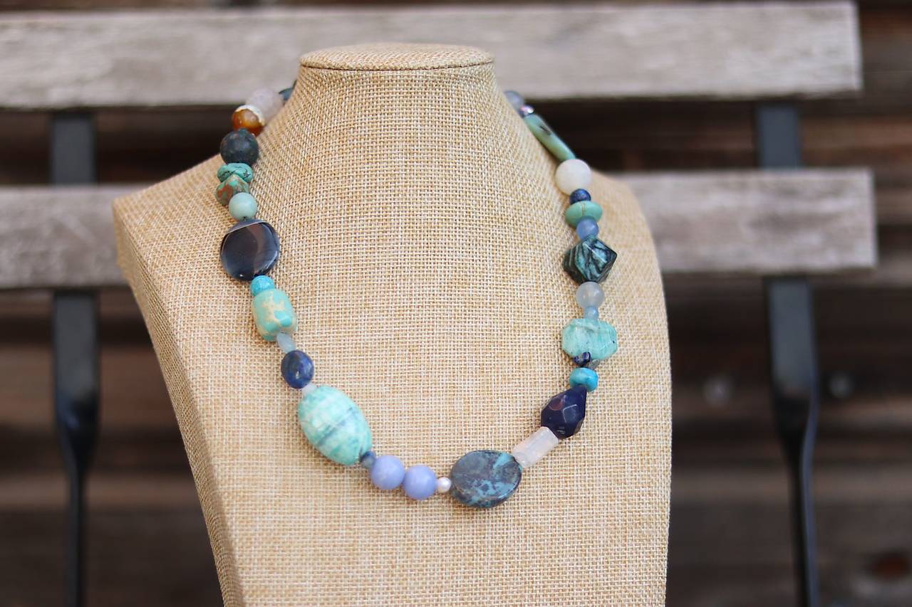 Mohutný náhrdelník s mixom minerálov (Modrá)