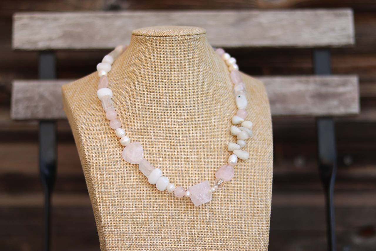 Mohutný náhrdelník s mixom minerálov (Biela)