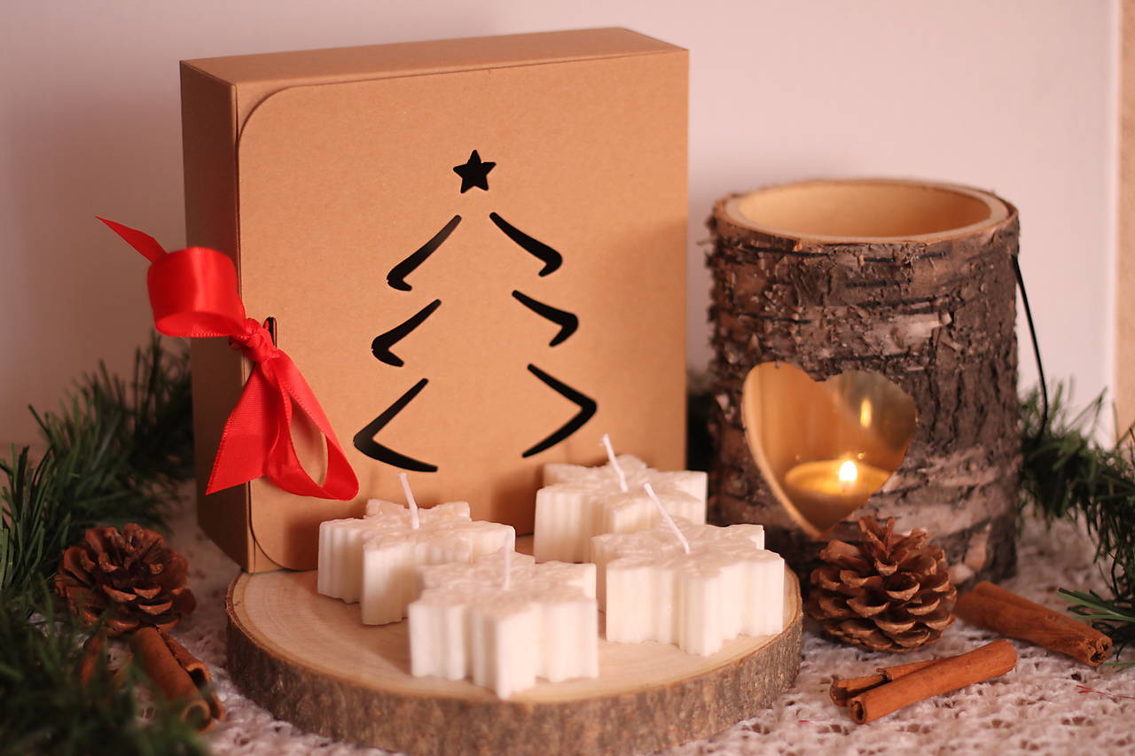 4 adventné sviečky Biele snehové vločky vo vianočnom darčekovom balení
