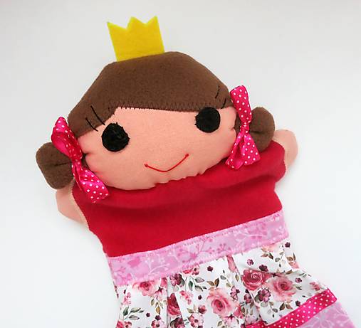 Maňuška princezná (v sukničke s ružami.)