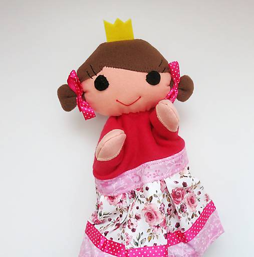 Maňuška princezná (v sukničke s ružami.)