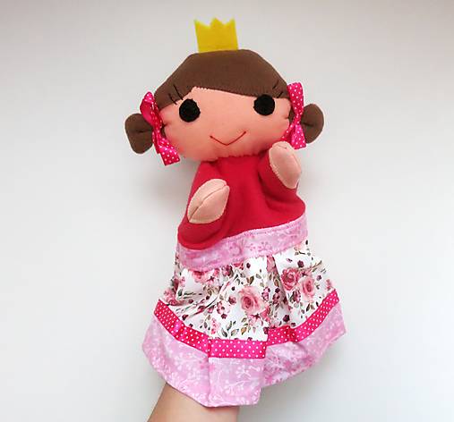 Maňuška princezná (v sukničke s ružami.)