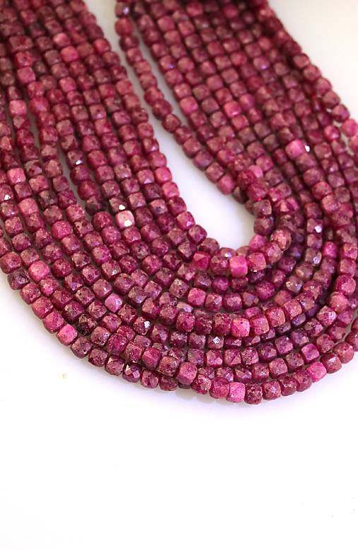 Minerály - korálky rubín 4mm -brúsené kocky VÝPREDAJ - 16960483_