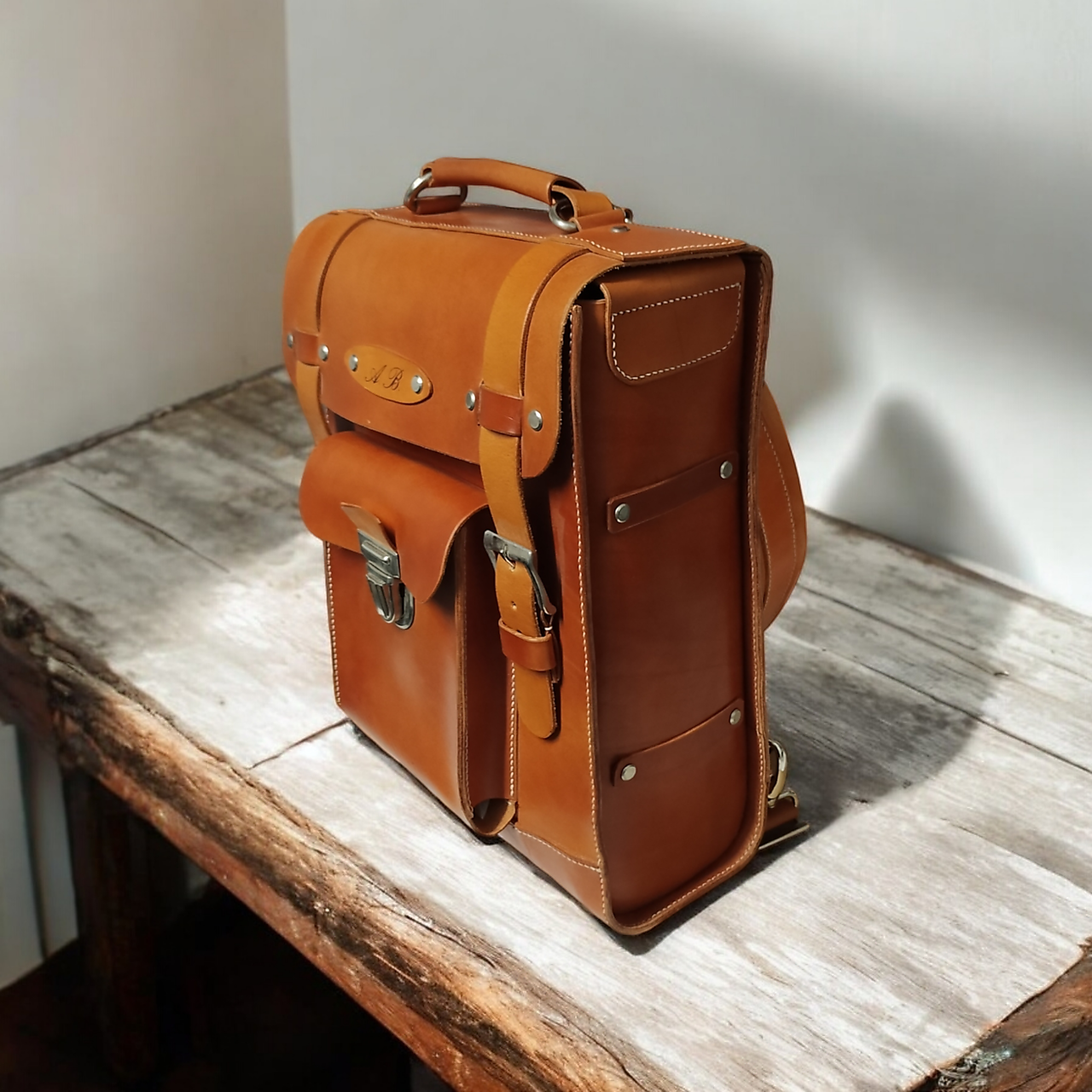 Ručne šitý kožený batoh.