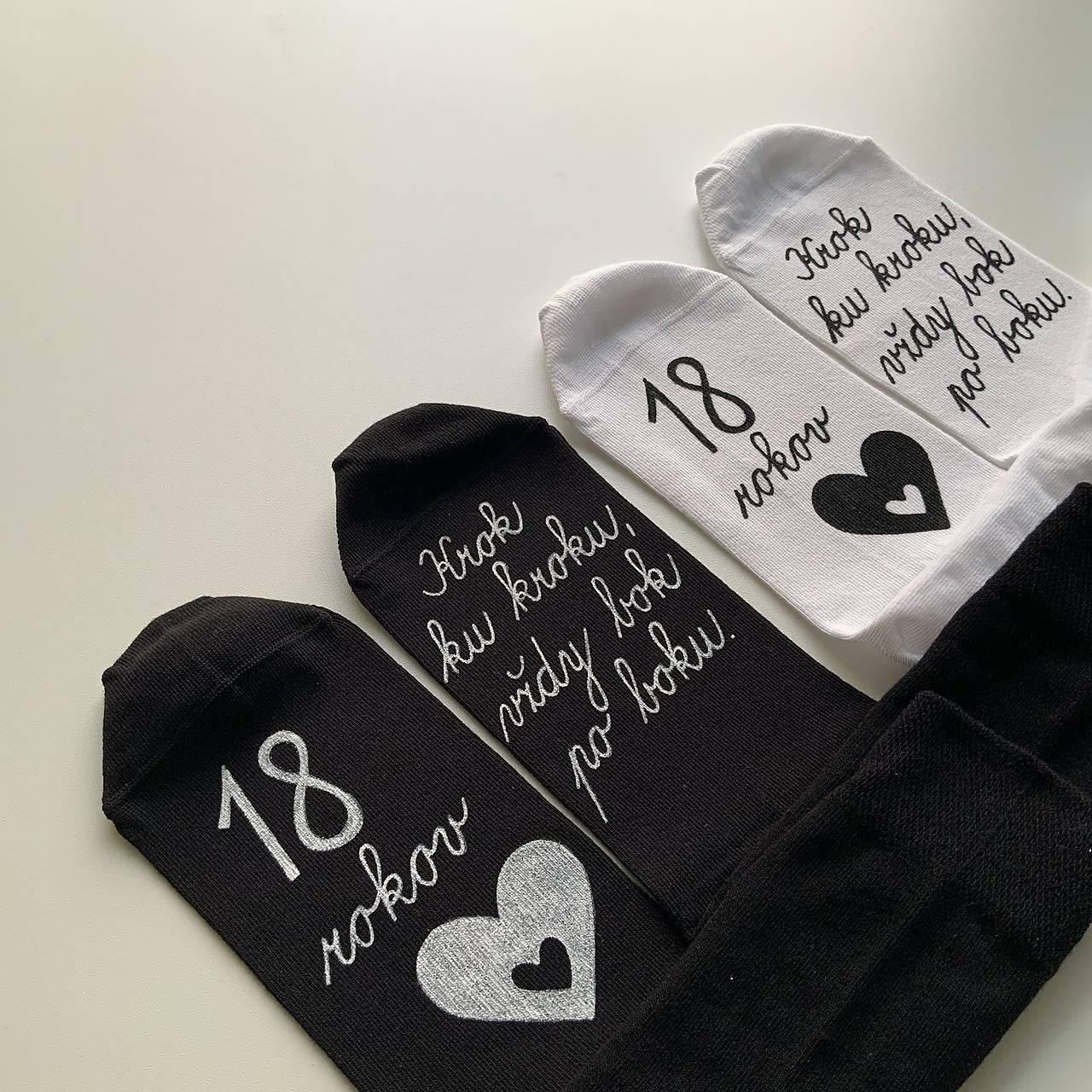 Maľované ponožky k výročiu svadby so srdiečkom (čierne + biele)