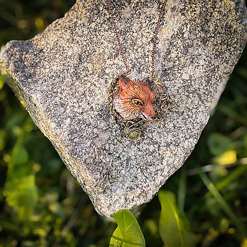 Náhrdelníky - Totemový prívesok s líškou – ochranný amulet - 16960975_