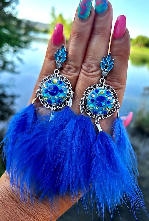 Náušnice - Modré Ručne robené pierkové náušnice – Swarovski kryštály, výrazný šperk - 16963904_