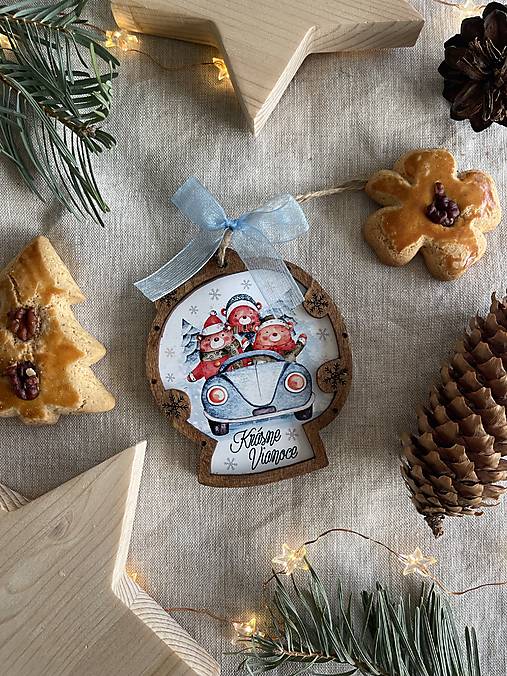 Dekorácie - Vianočná ozdoba Mackovia v autíčko - 16963812_