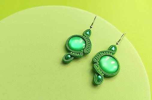 Náušnice - Apple green - Ručne šité šujtášové náušnice - Soutache earrings - 16964119_