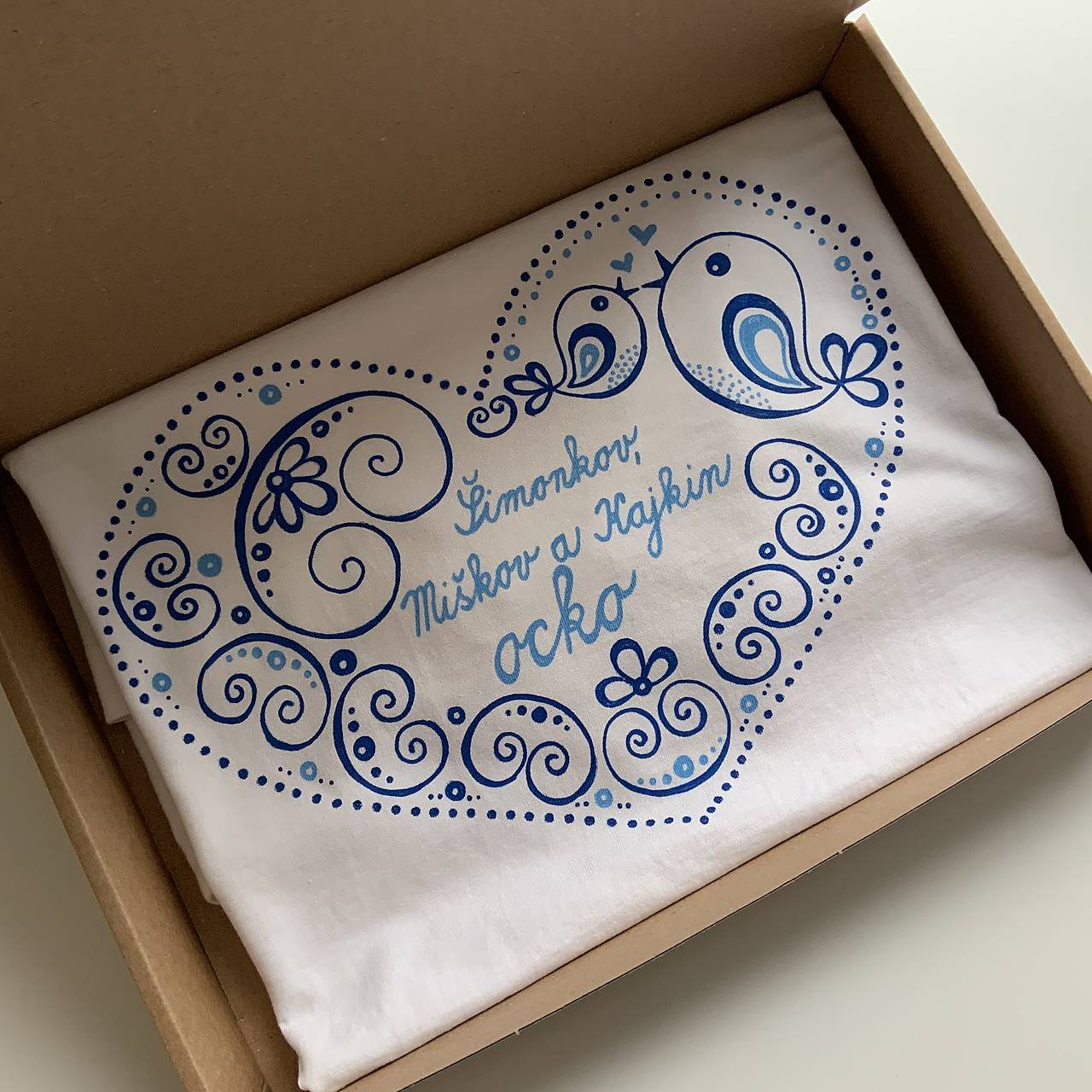 Maľované tričko s ľudovoladeným vzorom v tvare srdca a (nápisom “… ocko”)