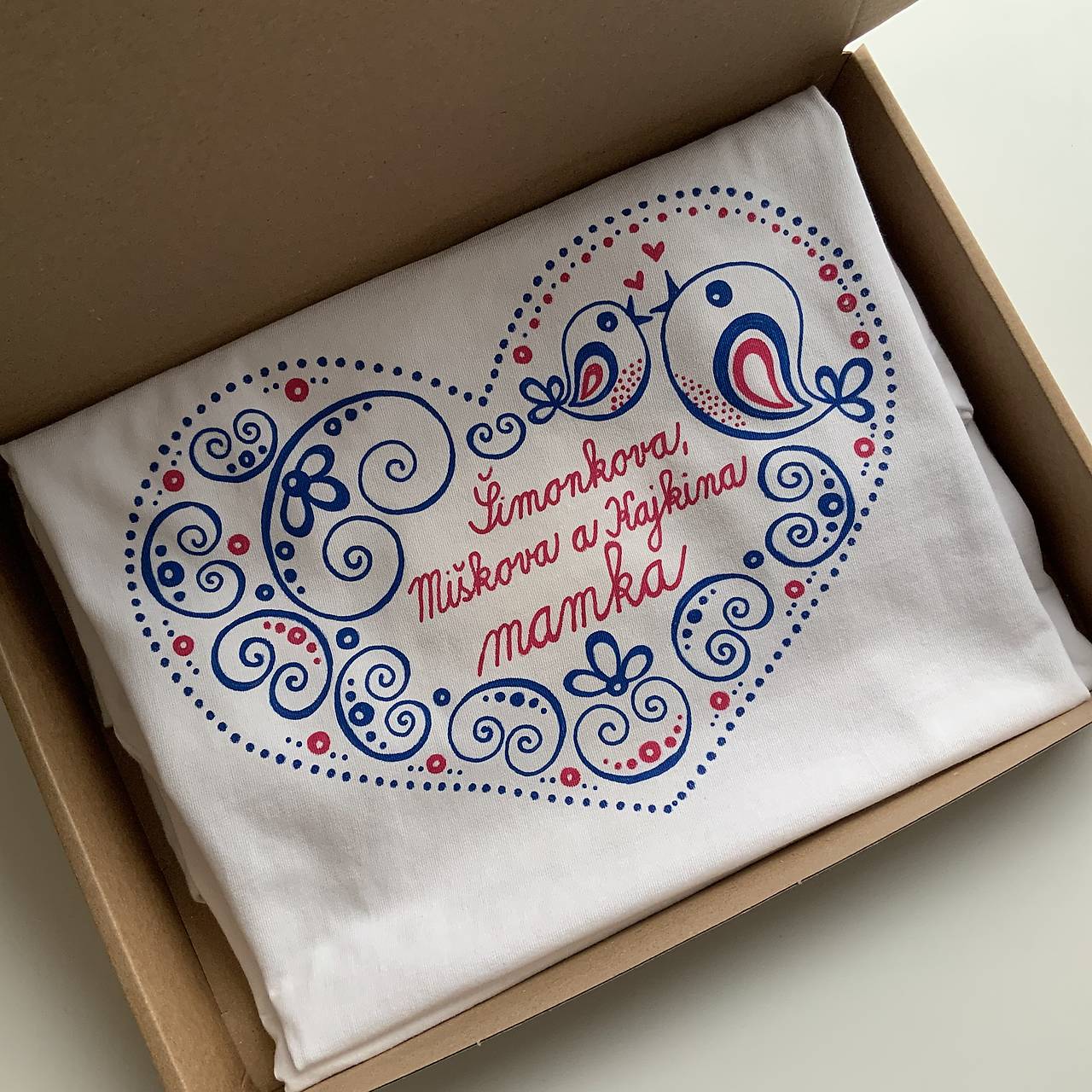 Maľované tričko s ľudovoladeným vzorom v tvare srdca a (nápisom “… mamka”)