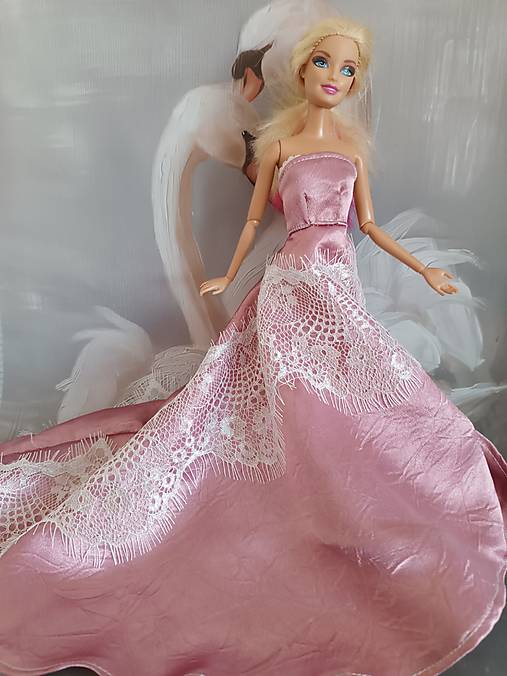 Hračky - Vlečkové šaty pre Barbie  - 16968265_