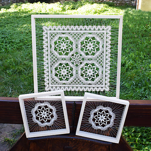 Obrazy - Paličkované obrazy Hodrušskej čipky (Set troch obrazov: 1x veľký obraz (33 cm x 33 cm) + 2x malý obraz (17 cm x 17cm)) - 16968116_