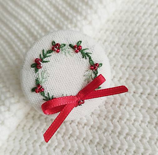 Brošne - Výšivaná vianočná brošňa (Venček) - 16971104_