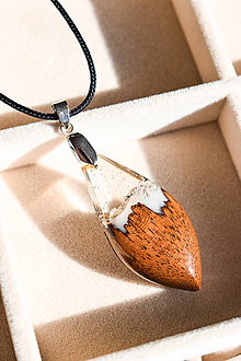 Náhrdelníky - Prívesok kvapka z orechového dreva a živice - 16974325_