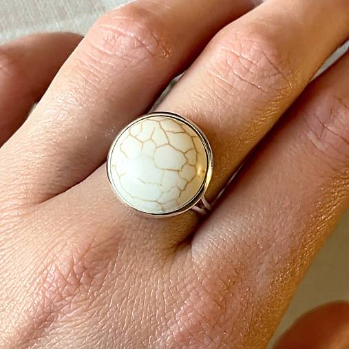 Howlite Ring / Prsteň s howlitom v striebornom prevedení E052