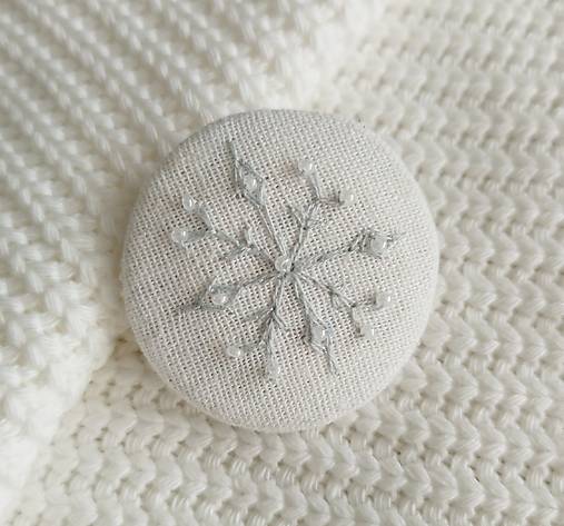 Brošne - Výšivaná vianočná brošňa (Snehová vločka) - 16979564_