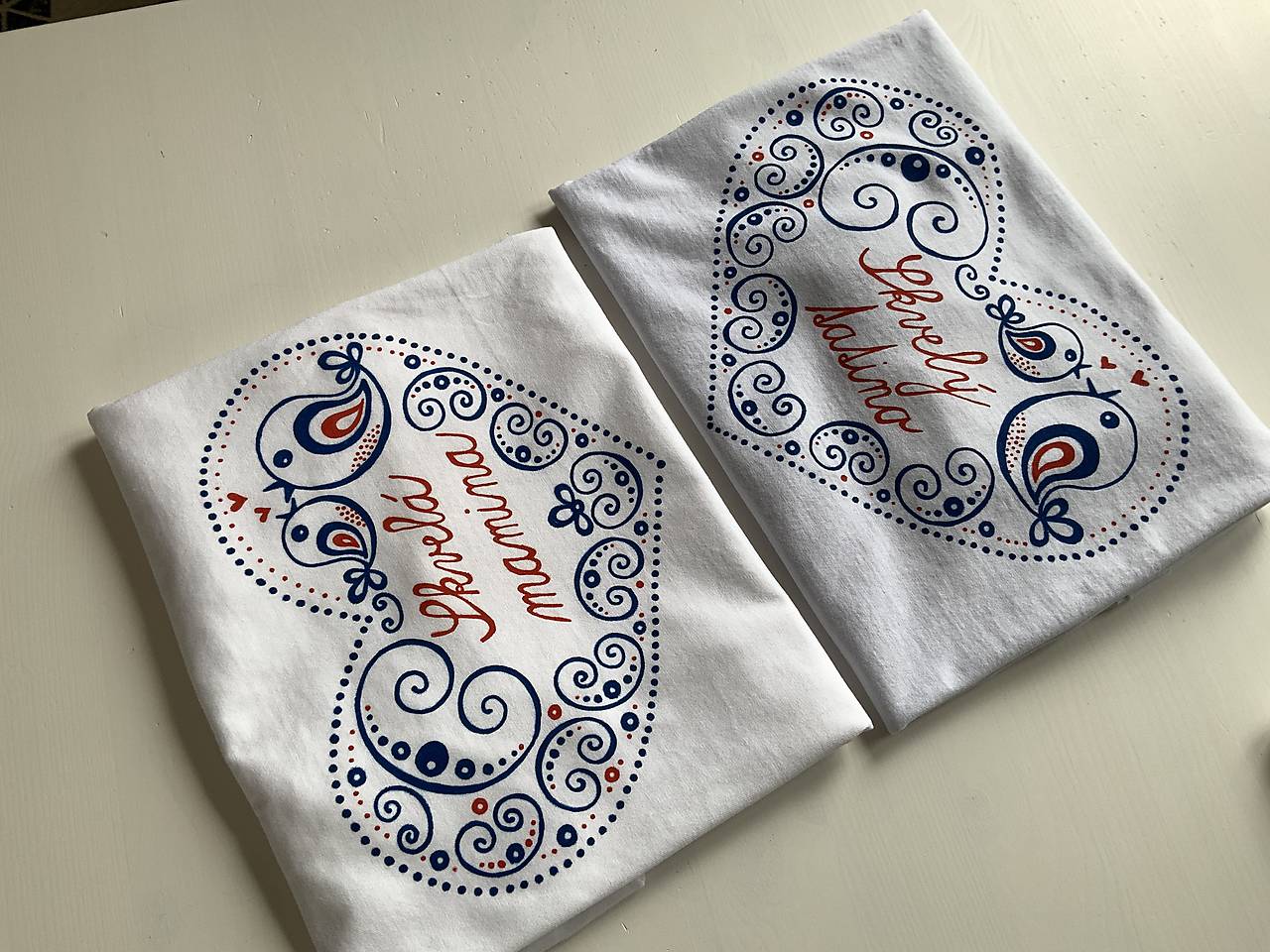 Maľované tričko s ľudovoladeným vzorom v tvare srdca a (Sada pre maminu a tatina)