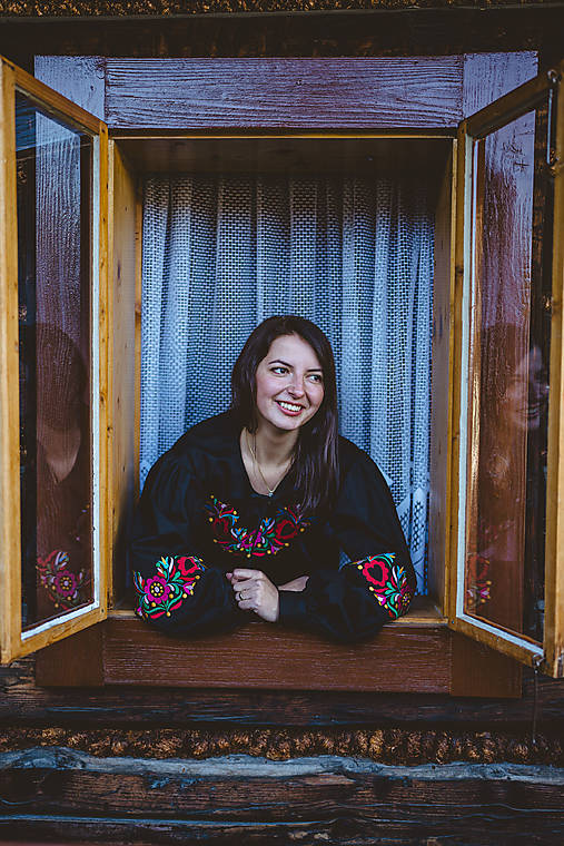 Blúzky a košele - Ľudová vyšívaná bavlnená blúzka Kvetinová symfónia - 16985197_