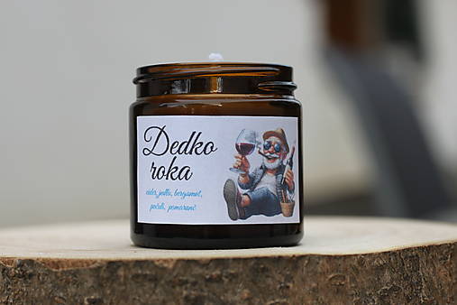 Sviečky - Vtipný personalizovaný darček pre dedka Sójová sviečka DEDKO ROKA s drevitou vôňou - 16988688_