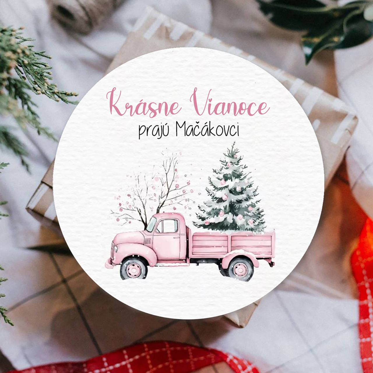 Vianočná okrúhla nálepka na darčeky, nálepka Vianoce  (ružové autíčko)