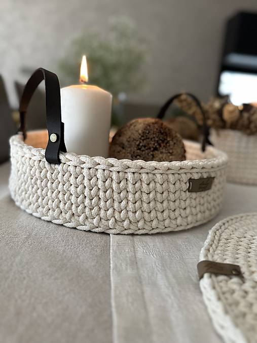 Nádoby - Háčkovaný podnos s dreveným dnom 30 cm,kožené úchytky - 16994671_