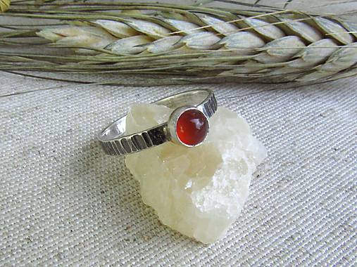 Prstene - Strieborný prsteň Hammered s kamienkom - patina Ag 925/1000 - 16998784_