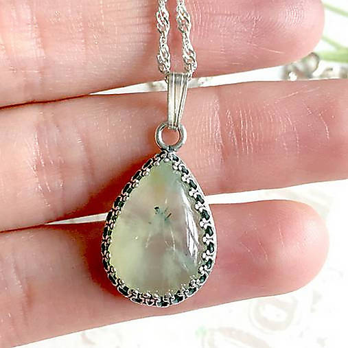 Natural Prehnite Filigree Pendant AG925 / Strieborný prívesok s prírodným prehnitom A0003