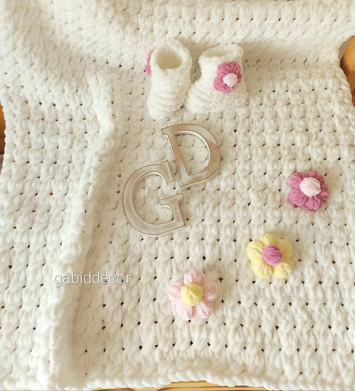 Detská deka do kočíka alebo postieľky s papučkami z vlny puffy fine (Papučky s kvietkami samostatne, dievčenský variant)