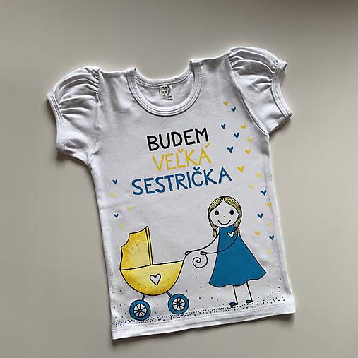 Maľované biele tričko s postavičkou dievčatka a kočiarom a nápisom “Budem veľká sestrička” (Tričko ako na fotke)