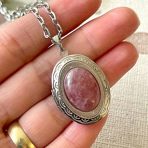 Oval Strawberry Quartz Locket Necklace / Oválny otvárací medailón s jahodovým kremeňom E054