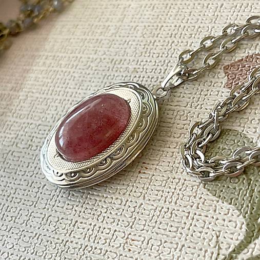 Oval Strawberry Quartz Locket Necklace / Oválny otvárací medailón s jahodovým kremeňom E054