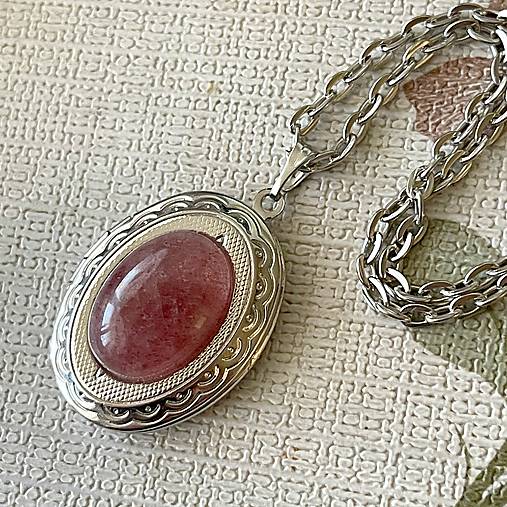 Oval Strawberry Quartz Locket Necklace / Oválny otvárací medailón s jahodovým kremeňom E054