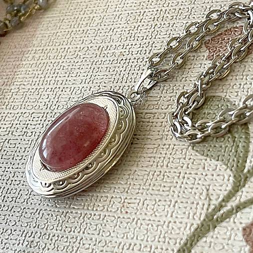 Oval Strawberry Quartz Locket Necklace / Oválny otvárací medailón s jahodovým kremeňom E054