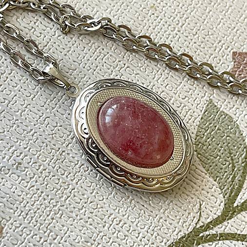 Oval Strawberry Quartz Locket Necklace / Oválny otvárací medailón s jahodovým kremeňom E054