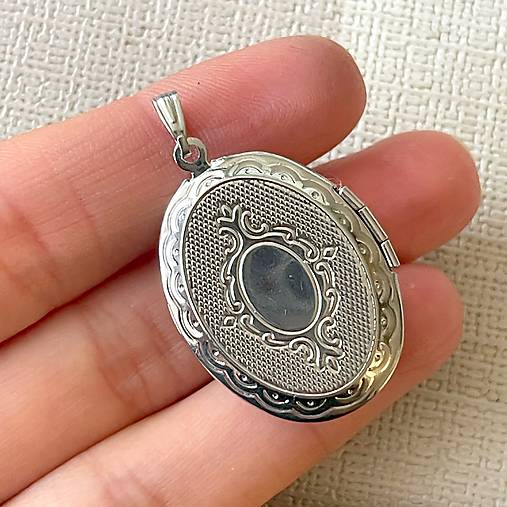 Oval Strawberry Quartz Locket Necklace / Oválny otvárací medailón s jahodovým kremeňom E054